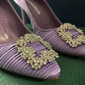 Manolo Blahnik Hangisi 90 light violet pleated satin pump with jewel buckle 38.5